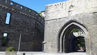Mauer und großes Tor