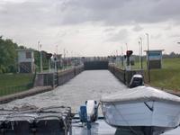 Warten vor der Schleuse