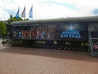 Die Akteure des Starlight-Espress auf dem Zug vor dem Bochumer Theater