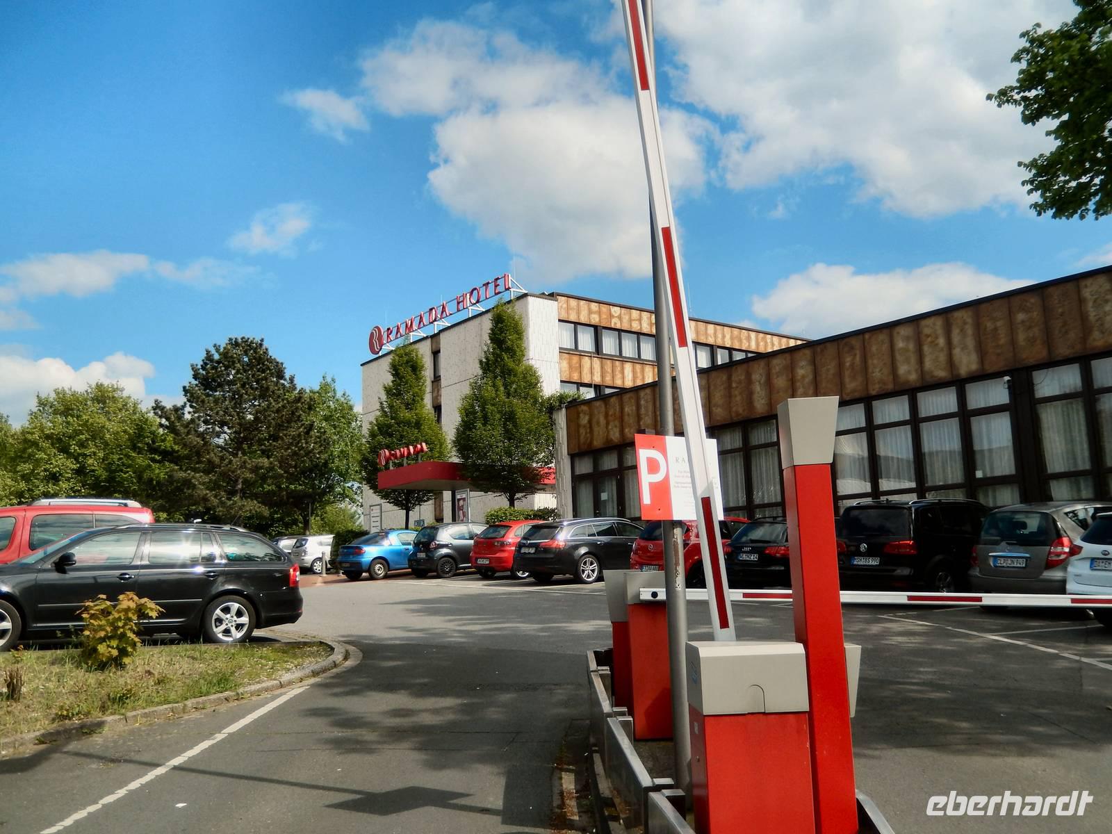 Der Parkplatz zwischen Theater und Hotel füllt sich.