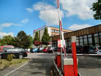 Der Parkplatz zwischen Theater und Hotel füllt sich.