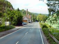 Alte Fabriken an der Straße