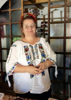 Rumänin mit bestckter Bluse