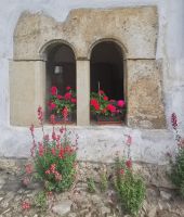 Liebevoll bepflanztes Kirchenfenster in Honigberg