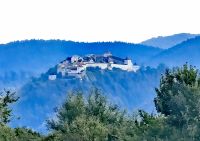 Landschaft der Karpaten mit Burg Rasnov