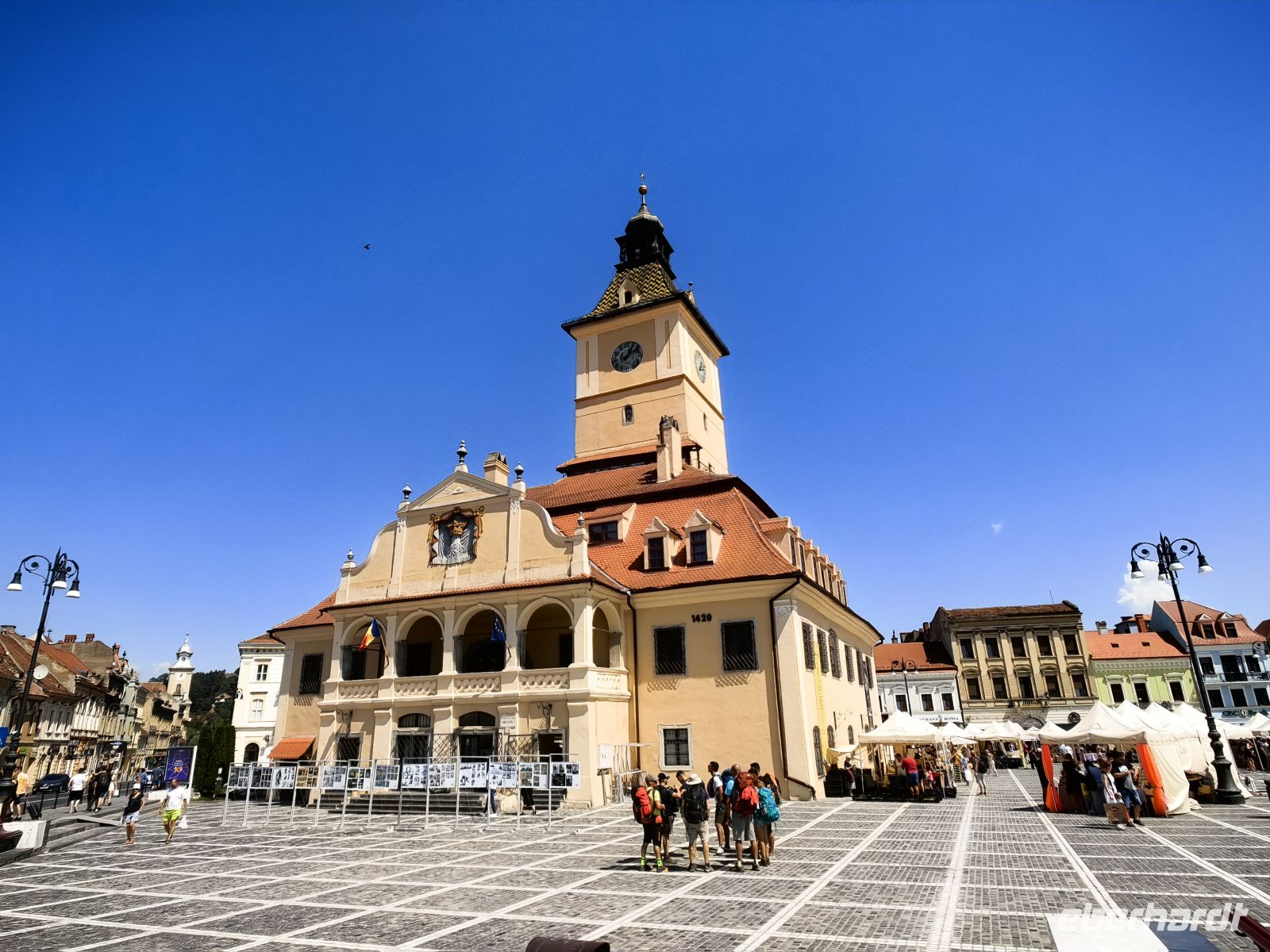 Das Rathaus auf dem Marktplatz von Brasov