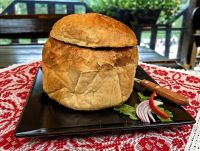 Traditionelle Bohnensuppe mit Fleisch im Brot, typisch Rumänien
