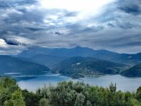 Auch bei Wolken am Himmel umwerfend - Bicaz Stausee