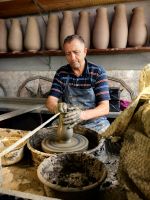 In der Töpferwerkstatt wird der schwarze Ton zu Vasen verarbeitet