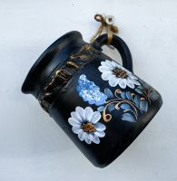 Bierkrug aus schwarzer Keramik