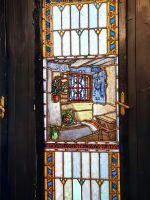 Fenster des großen Saales im Kulturpalast mit Bauernmotiv