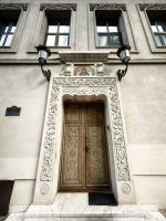 Kunstvoll geschnitzte Tür an der Patriarchenkirche in Burkarest