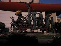 Moderne Skulptur vor der Oper in Bukarest