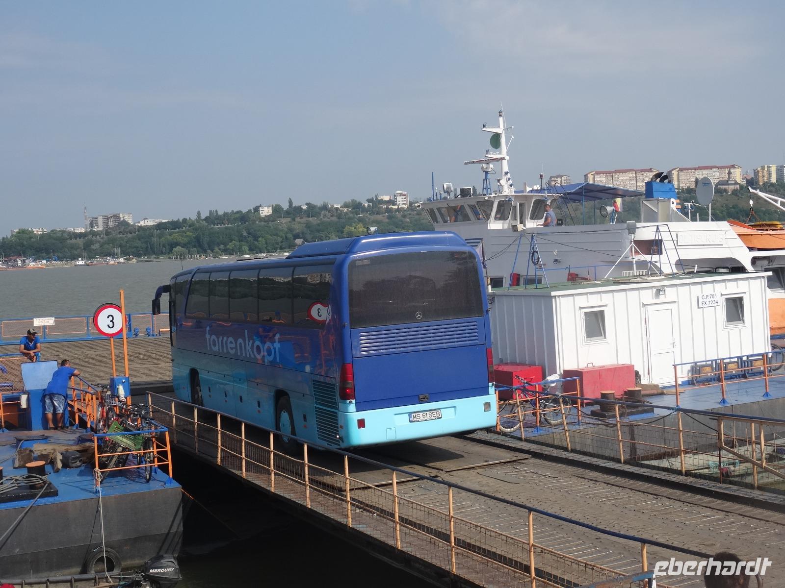 Auffahrt unseres Busses  auf die Fähre nach Galaci