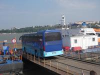 Auffahrt unseres Busses  auf die Fähre nach Galaci
