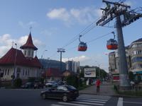 an der Station der Seilbahn in Piatra Neamt mit Blick zum Hotel