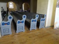 Kirchenbänke mit Fehlstellen