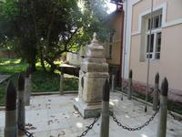 Originelle Denkmaleinfassung