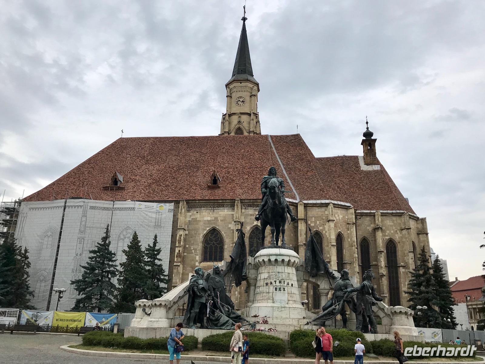 Cluj: St.-Michaels-Kirche mit dem Reiterstandbild von König Matthias Corvinus