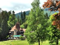 Café am Schloß Peles, malerische Karpatenlandschaft