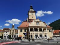Marktplatz mit dem Rathaus und im Hintergrund der Bischofssitz Brasov, Kronstadt