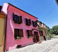 Gasse mit bunten Häusern in Sighisoara