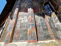 Die Außenfassade vom Kloster Moldovita ist bis unter die Decke mit Malereien überzogen