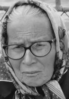 Alte Dame auf der Donaufähre