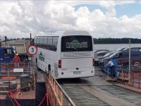 Unser Bus fährt auf die Fähre, sieht abenteuerlich aus