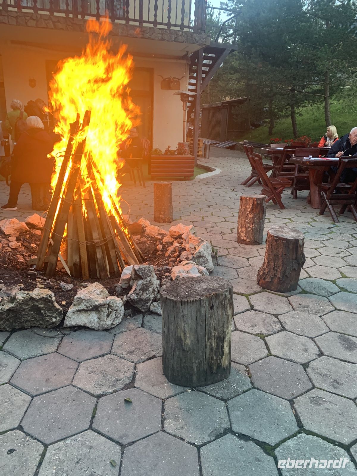 Abendliches Lagerfeuer in Predeal