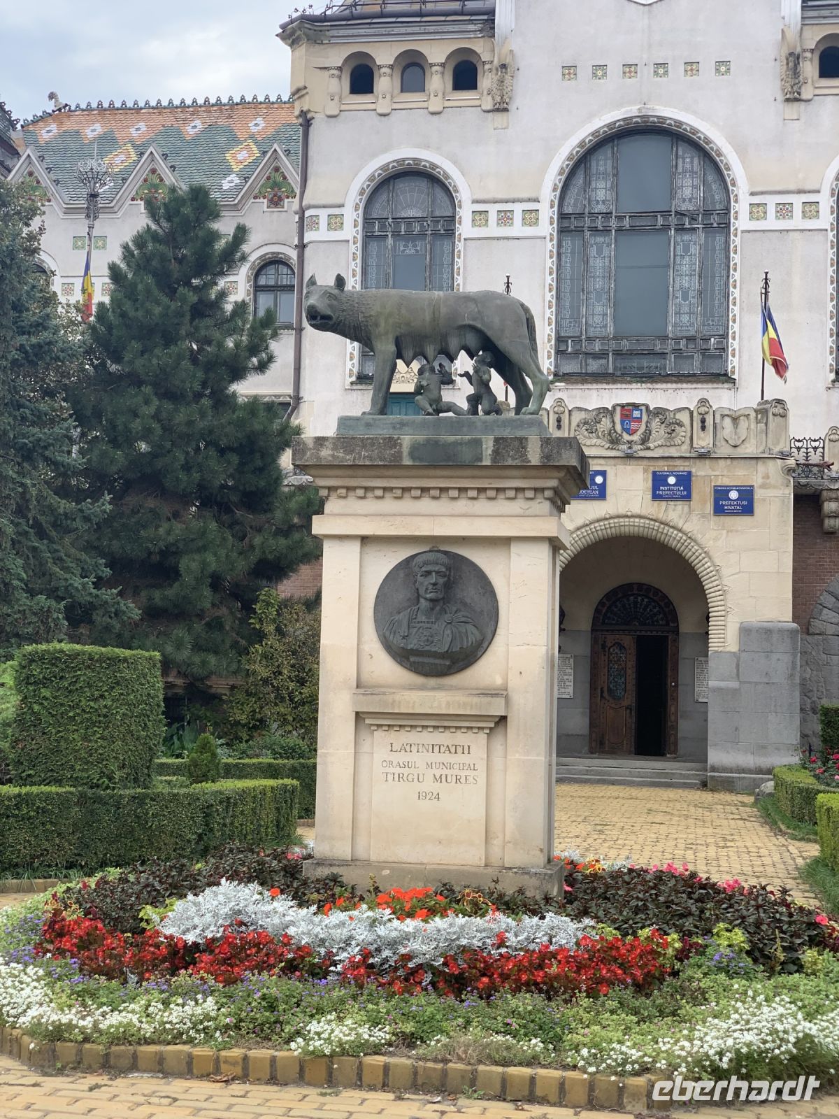 Skulptur der römischen Wölfin vor dem Rathaus in Targu Mures