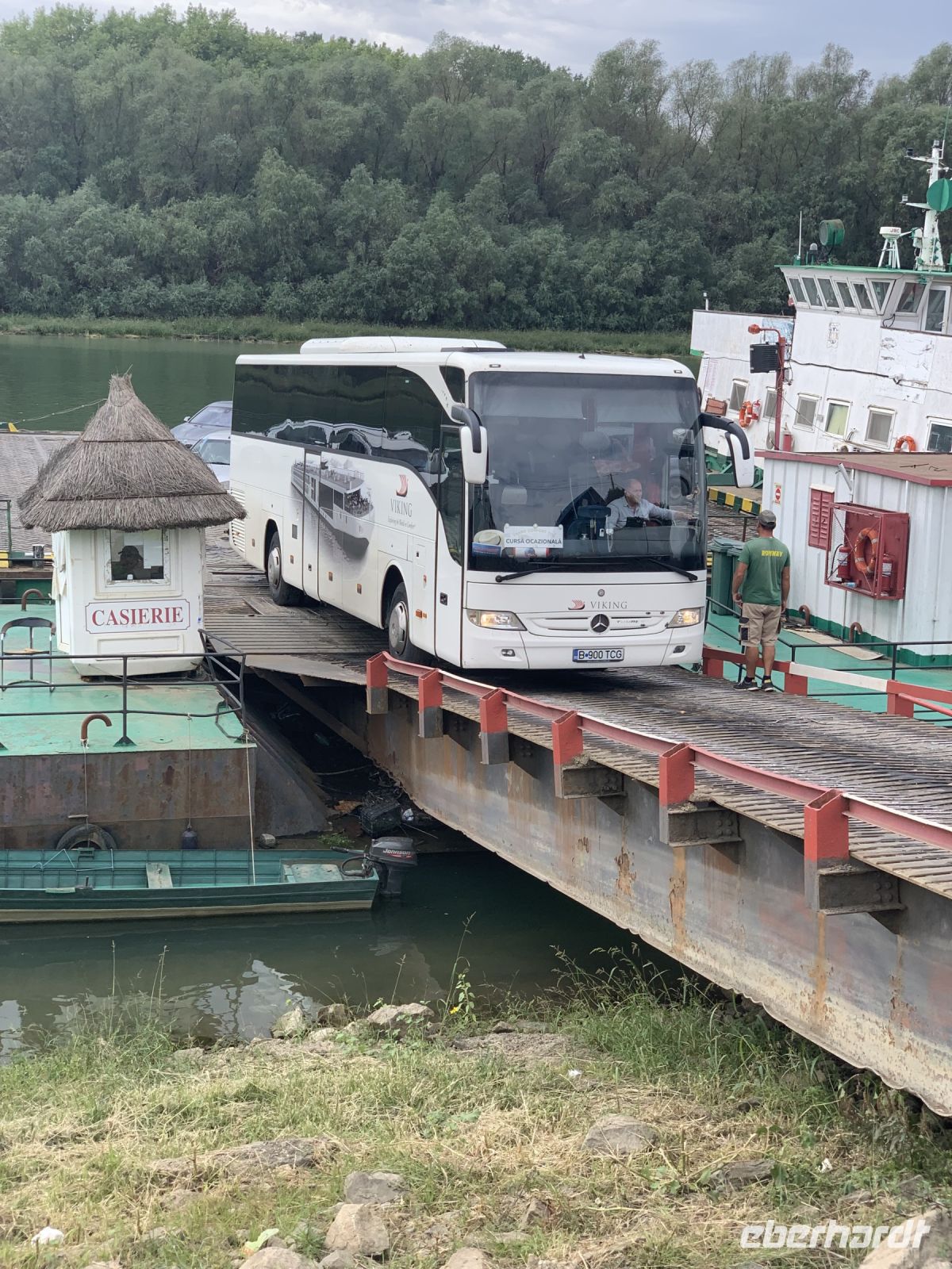 Unser Busfahrer meistert die Abfahrt von der Fähre souverän