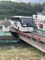 Unser Busfahrer meistert die Abfahrt von der Fähre souverän