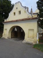 Eingangstor der Wehrkirche Harman