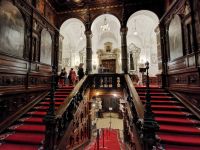 Aufgang zum Foyer von Schloß Peles