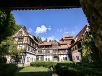 Schönes Fachwerkgebäude vor Schloß Peles