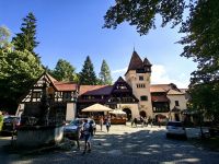 Bevor man zum Schloß gelangt geht man durch dieses Restaurant mit Panoramaterrasse