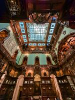 Viel Holz und herrlich verziertes Glas zeichnen das Schloß Peles aus