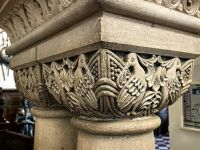 Kunstvolles Detail an einer Säule im Schloß Peles