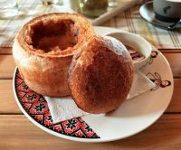 Rumänische Bohnensuppe im Brot