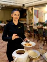 Roxana serviert die Gemüsesuppe in Moieciu