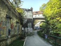 Wir laufen an der alten Stadtmauer nach Brasov hinrin