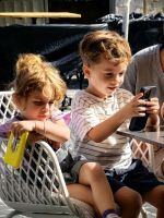 Die rumänische Jugend ist voll digitalisert