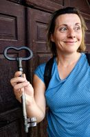 Eine Siebenbürgin schließt uns mit einem riesigen Schlüssel die Kirche in Bazna auf