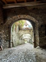 Von drei Mauern wird die Wehrkirche umringt