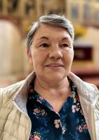 Eine nette Siebenbürgerin erklärt uns die Kirchenburg