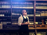 Der Winzer zeigt uns die Schätze im Keller