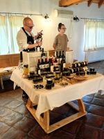 Wein, schwarzer Knoblauch, Honig und Käse