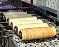 Küröskalacs,, eine ungarische Spezialität, auf deutsch Baumstriezel