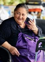 Romafrau auf dem Markt von Sibiu